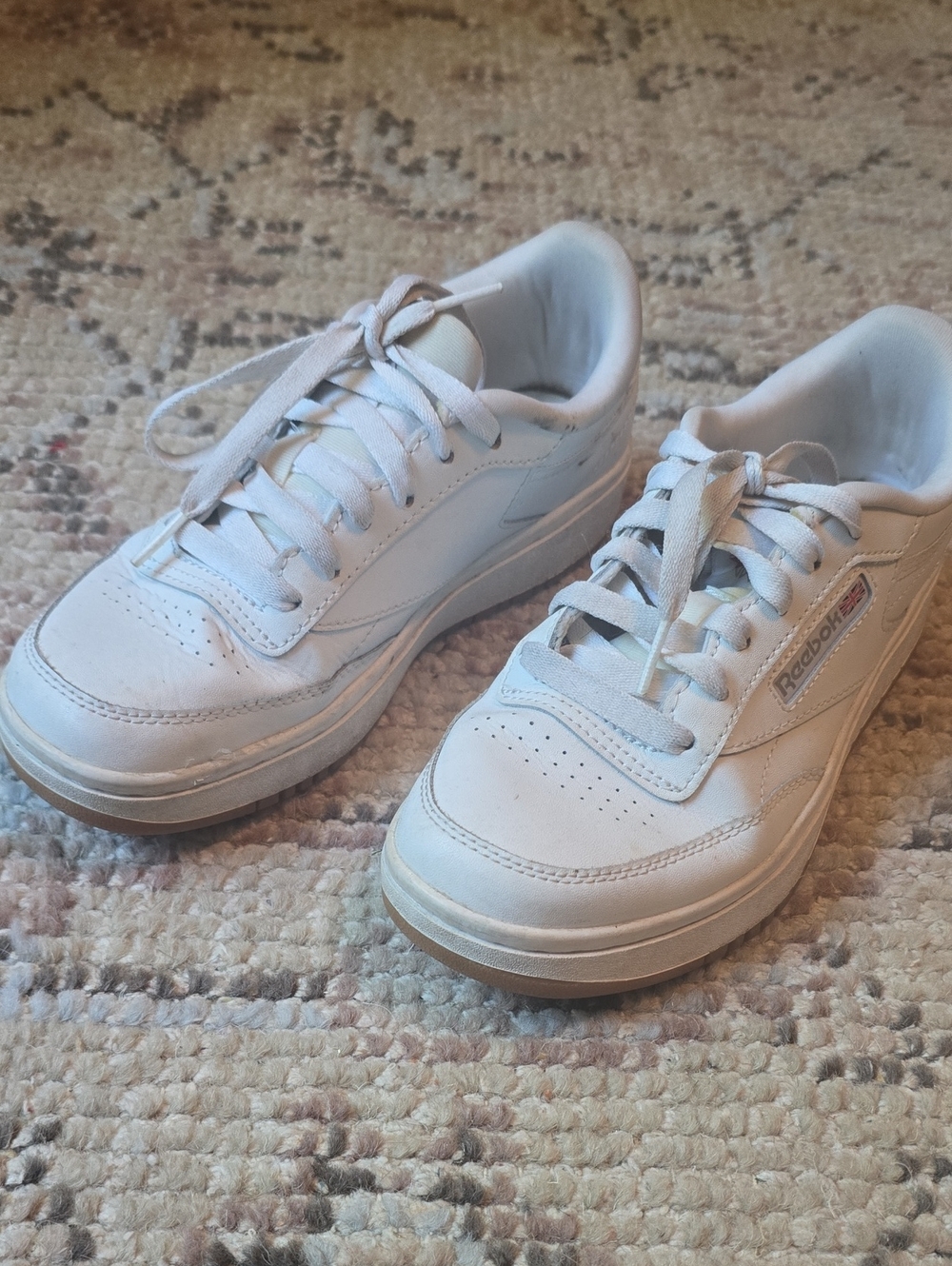 Reebok Kids Size 5/womens 7 White Leather Sneaker with Cream Sole